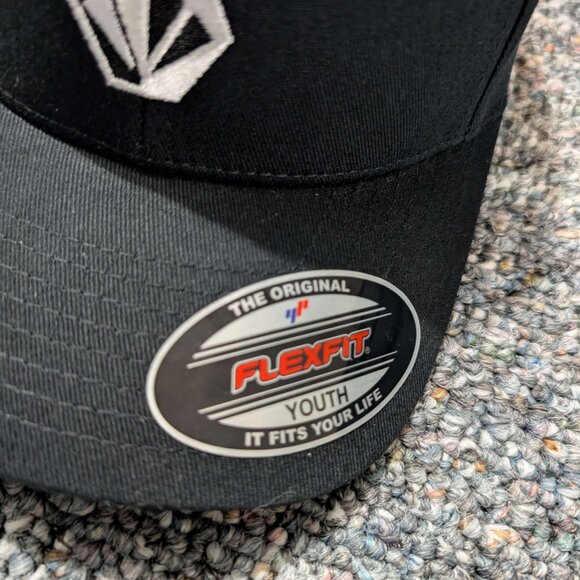 Youth Size Flex Fit Volcom Hat. NWT - Picture 2 of 4